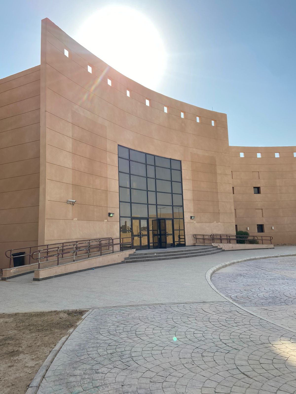 واجهة الكلية 2.jpeg